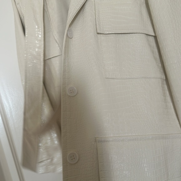 Lioness snakeskin coat 🐍 - Picture 4 of 4